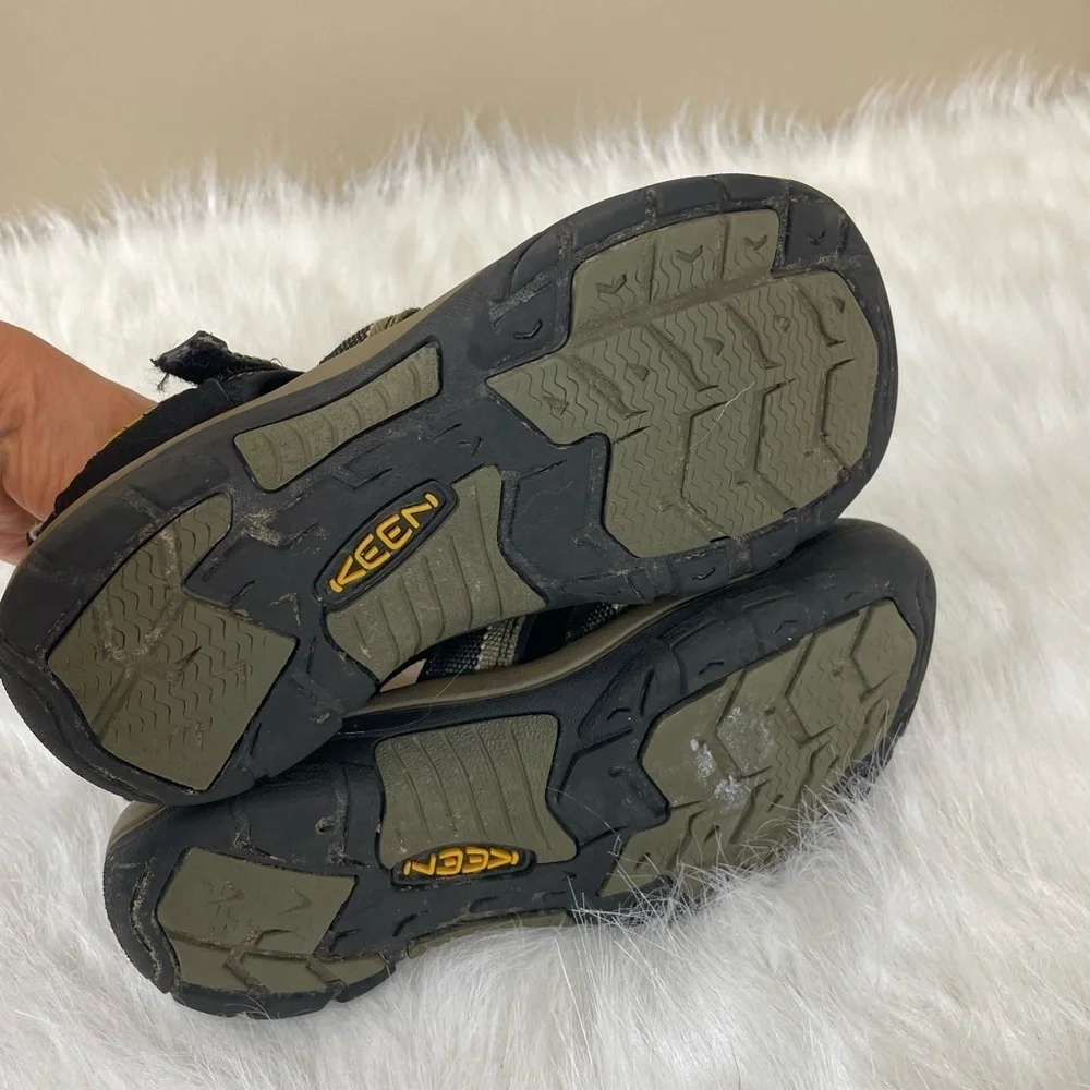 Keen Boys Black and army green shoes
